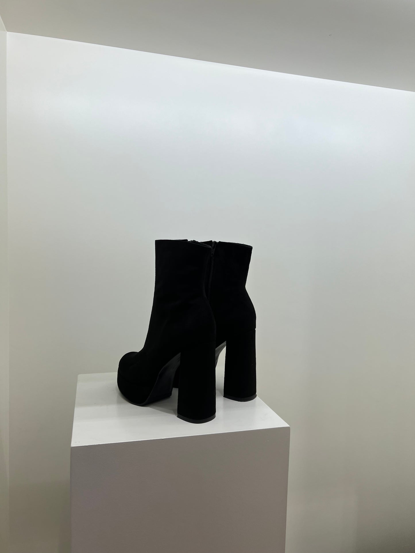 KENDALL BOOTS / GAMUZA NEGRO