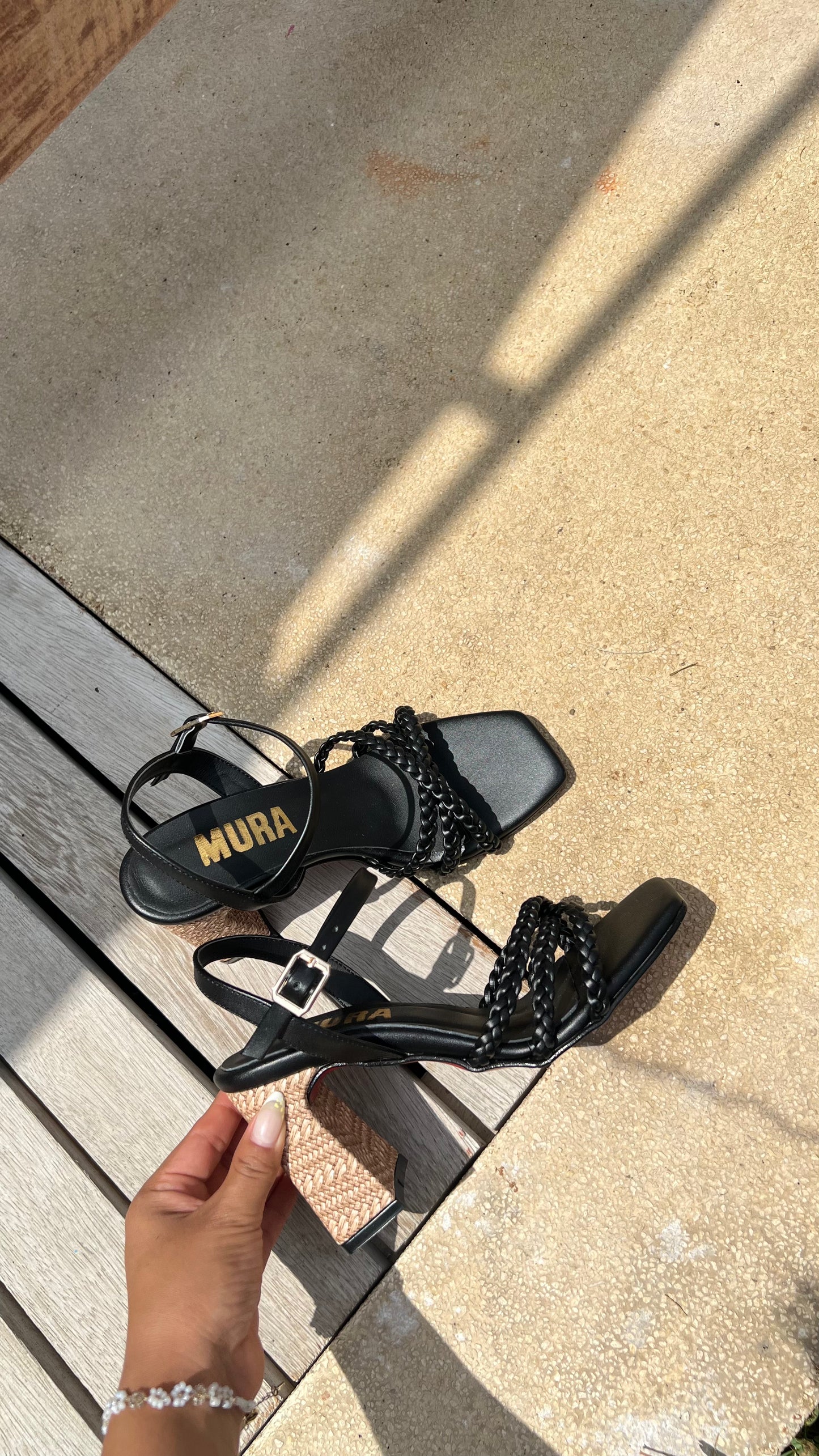 ARI HEELS / NEGRO
