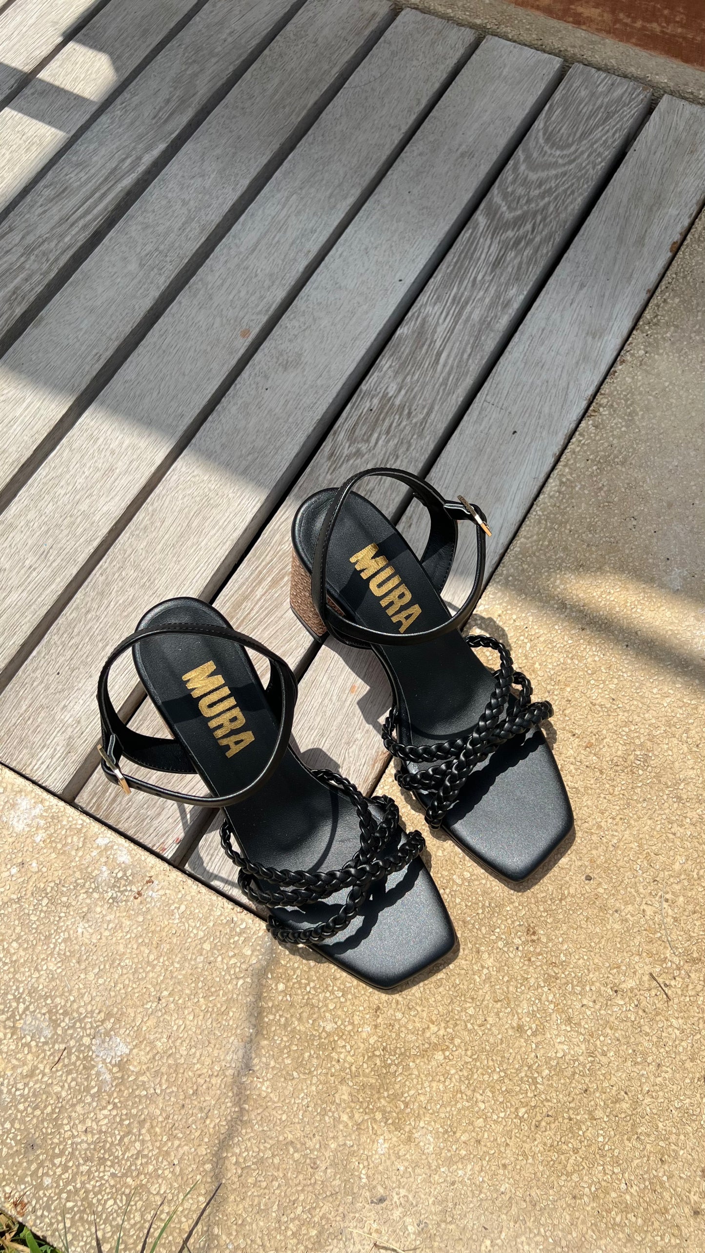 ARI HEELS / NEGRO