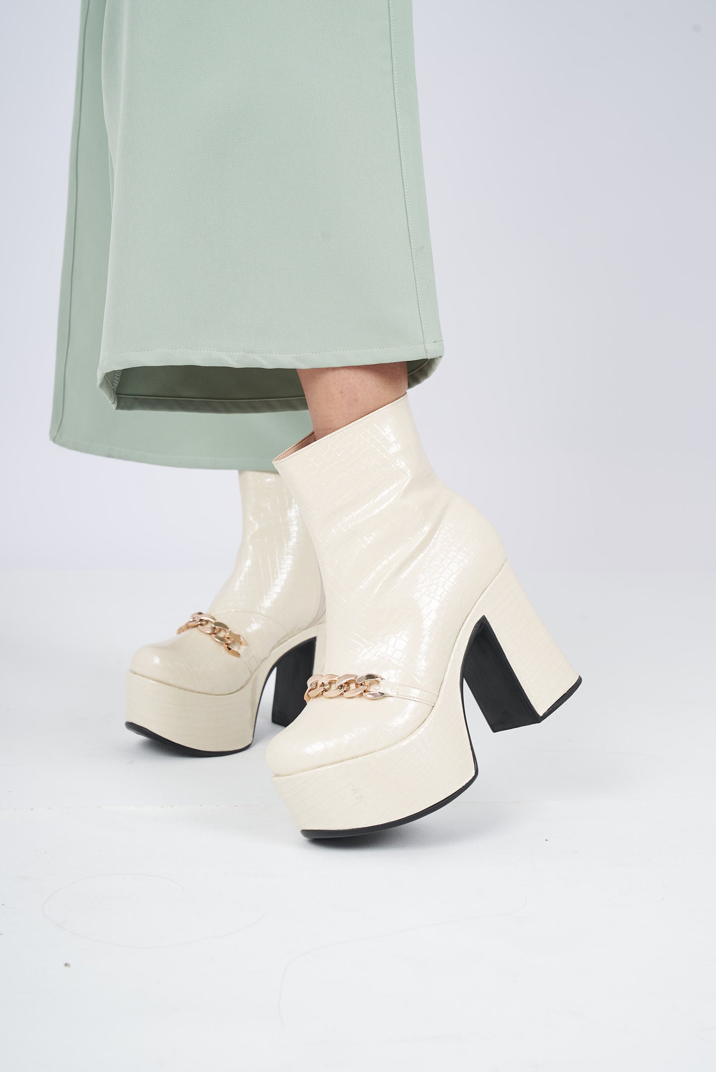 SASHA BRATZ / HUESO