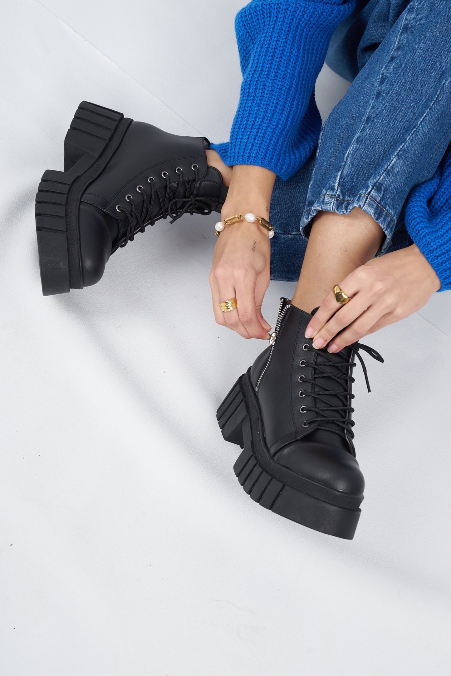 THE JUNNO BLACK