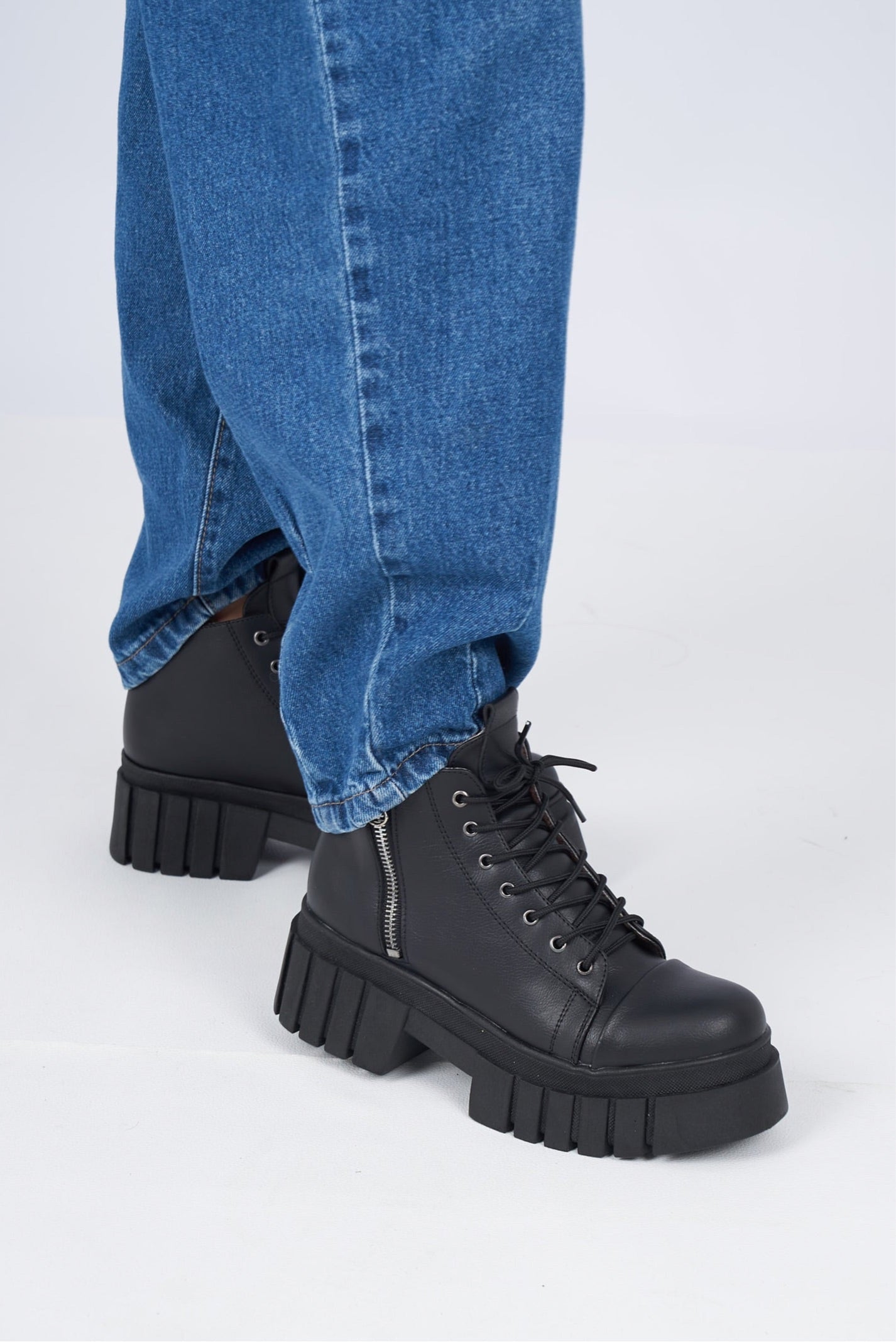 THE JUNNO BLACK