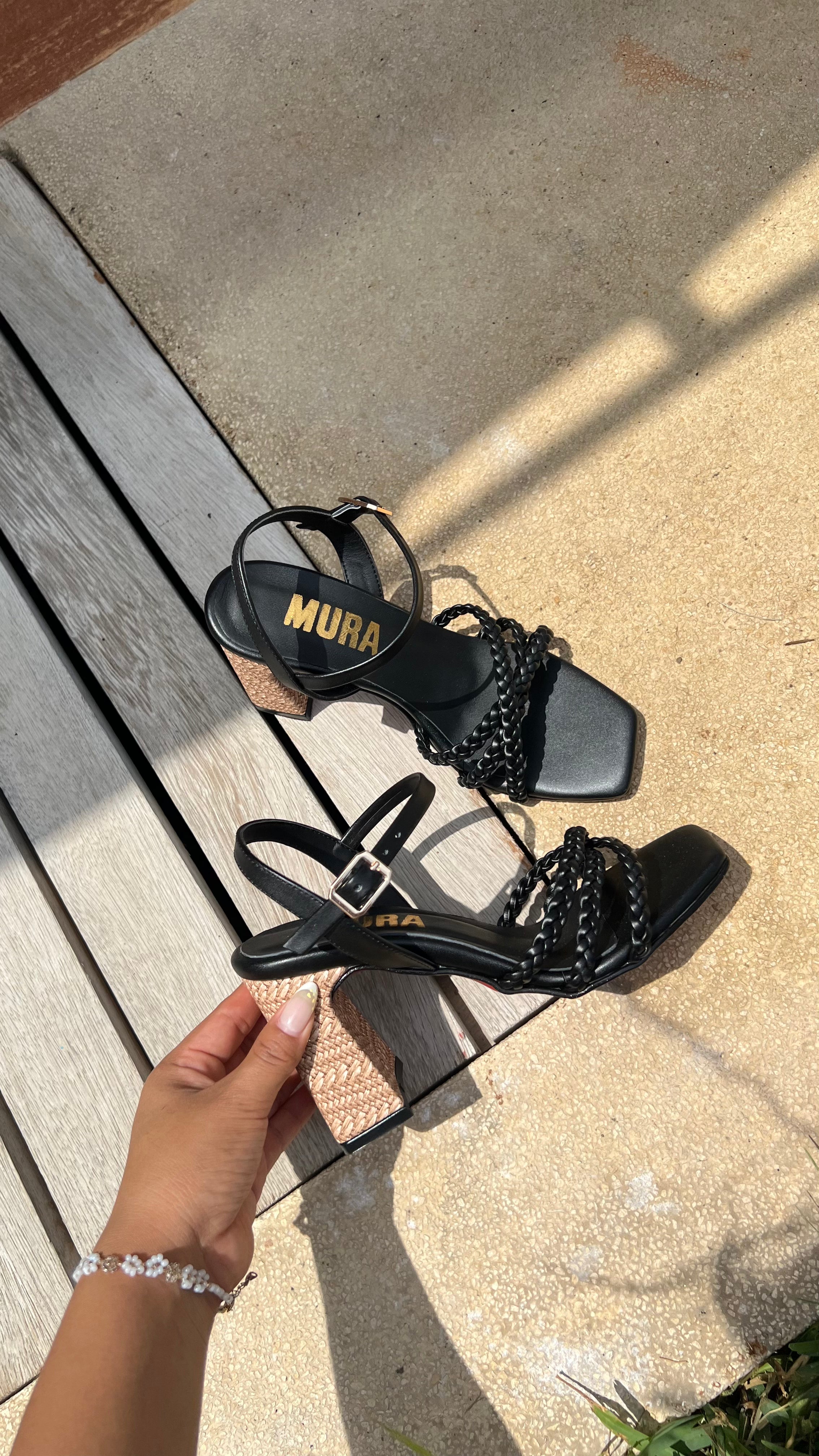 ARI HEELS / NEGRO